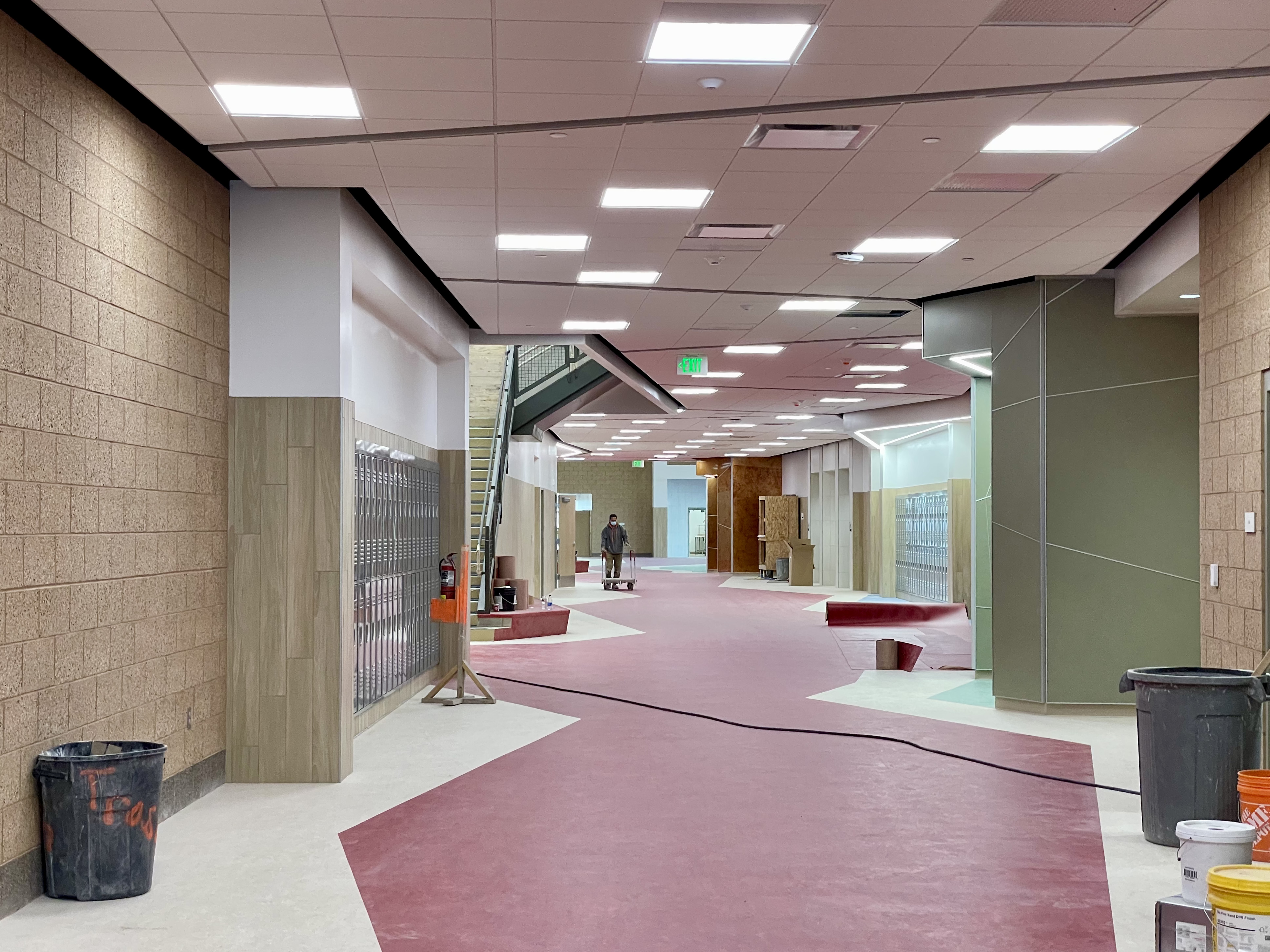 The main hallway reflects a design motif seen around the whole school: zagging lines that mirror the natural edges of Moab rocks. 